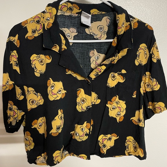 Disney Tops - Disney cropped button down lion king shirt